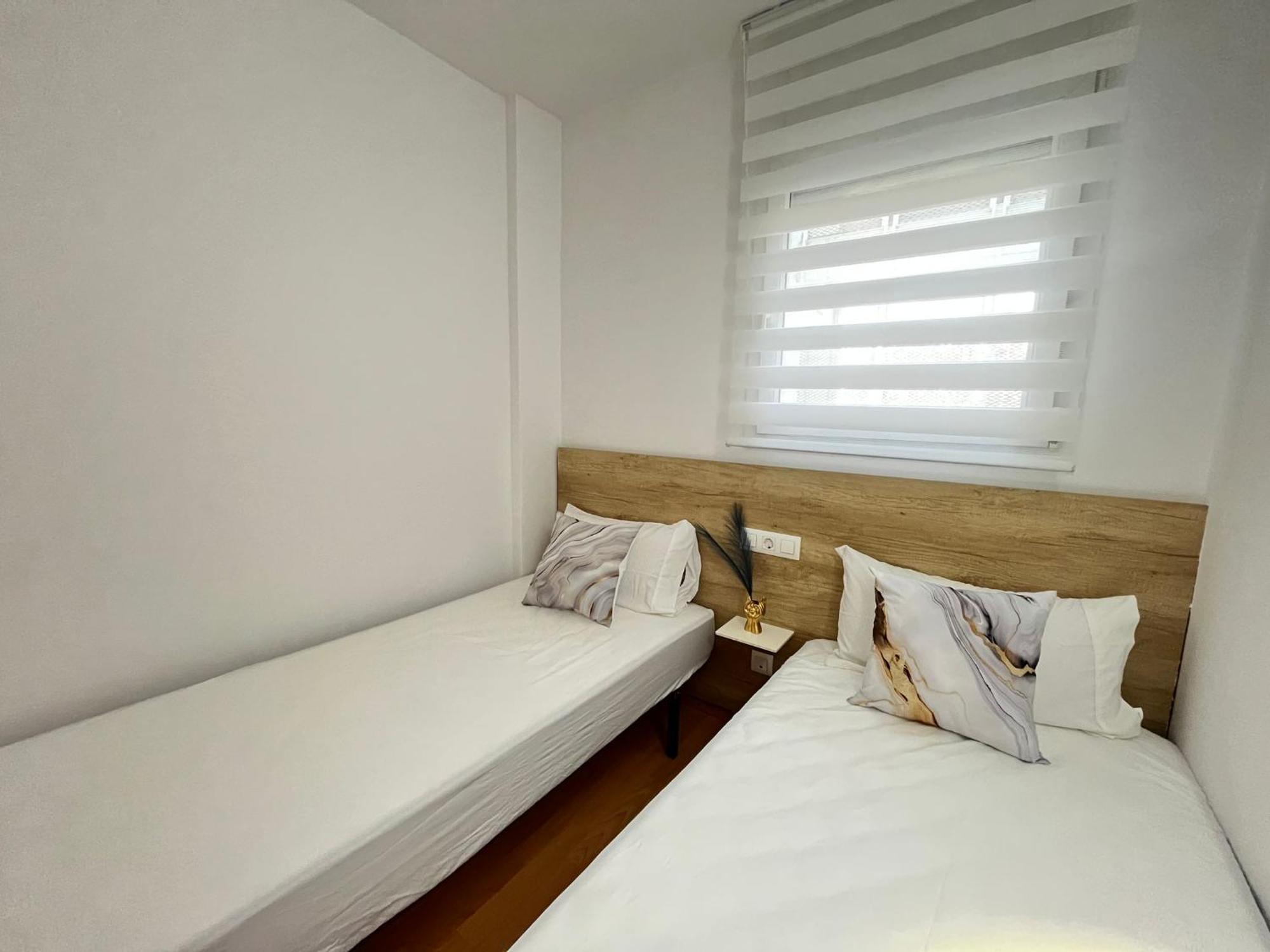 Con Piscina En Appartement Roses